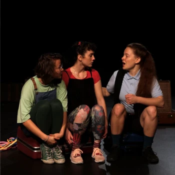 Die Studierenden des BA Musik und Bewegung während den Proben für das Kindertheater «Pack aus!». Foto: HKB / Tina Schück