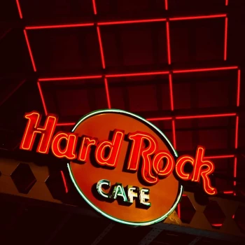 Hard Rock Cafe gehört zu den weltweit bekanntesten Restaurantketten. Es gibt rund 180 Restaurants in über 70 Ländern.