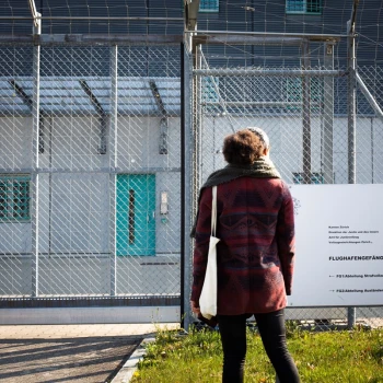 Gitter wohin das Auge reicht. Das Flughafengefängnis liegt gleich neben dem Ausschaffungsgefängnis.