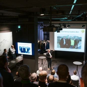 Anthony Smith, Präsident der Startup Academy Bern, stellt den Vereinsvorstand vor (Foto: Pascale Amez).