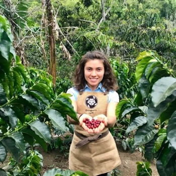 Maite mit der Frucht der Arbeit: Die Kirsche