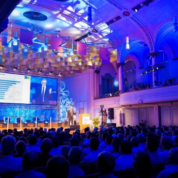 650 Gästen aus Wirtschaft, Politik und Wissenschaft versammelten sich in der Tonhalle St.Gallen zum WTT YOUNG LEADER AWARD 2019. Im Bild: Startup-Investor und Serienunternehmer Andreas Göldi bei seinem Award-Referat.