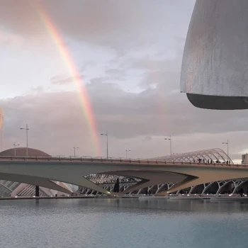 Die Ciudad de las Artes y Ciencias wurde von den Architekten Calatrava und Candela designt und steht im trockengelegten Flussbett des Turia. Das Flussbett geht durch die ganze Stadt und ist heute eine grosse Parkanlage (genannt el rio – der Fluss).