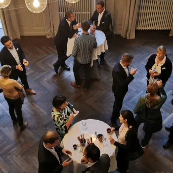 Unsere Projektleiterin der FH-Lohnstudie beim Networken in Basel