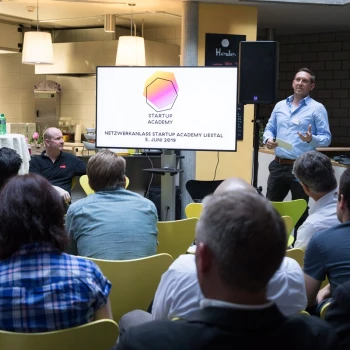 An einem Netzwerkanlass der Startup Academy Liestal stellt Moritz Kistenmacher Chris Henn (in der Mitte sitzend) vom Startup «Inside Reality» vor.