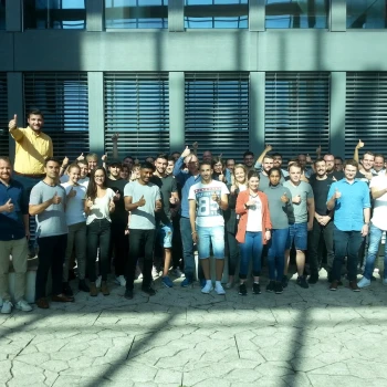 Elf Start-ups und 25 Studentinnen und Studenten vor der Hochschule für Wirtschaft Basel FHNW bei der Startveranstaltung.