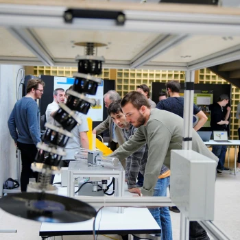 Die Studierenden-Teams der HSR präsentieren ihre Prototypen für das St. Galler Unternehmen VAT im Forschungszentrum der HSR.