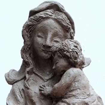 Nachgebildete Madonna-Figur aus Ton.