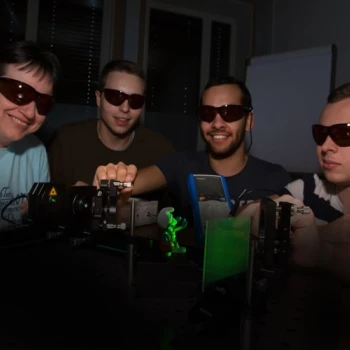 Photonics Studenten erstellen ein Hologramm.