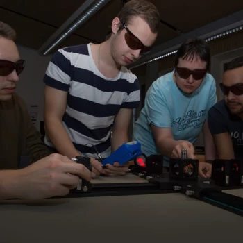 Die Studenten arbeiten mit dem Interferometer.