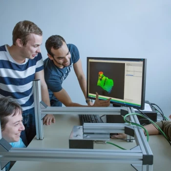 Die Studenten des Bachelorstudiums Photonic erarbeiten zusammen Streifenlicht.