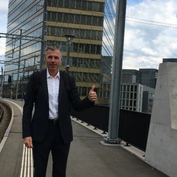 Jürgen Grünig, Präsident der Startup Academy Zürich, vor dem neuen Standort Andreasturm am Bahnhof Oerlikon.