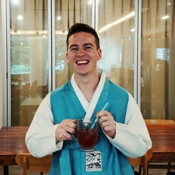 In traditioneller Kleidung während eines Abstechers an eine Hochzeit in Südkorea.