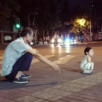 Die durchaus gesunde Körperhaltung der tiefen Hocke ist in China allgegenwärtig, ob bei jung oder alt.