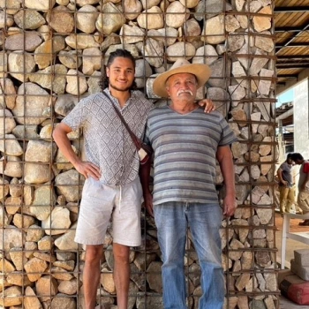 Emanuel Guerrero, HWZ-Student Bachelor in Business Communications, mit einem mexikanischen Destillateur, genannt Maestro Mezcalero Francisco.