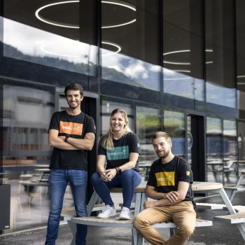 Das Proseed Team Bei Der HES SO In Sion, Wo Sich Auch Ihre Produktionsräume Befinden (V. L.) Aurélien Ducrey, Giulia Lécureux Und Mateo Aerny