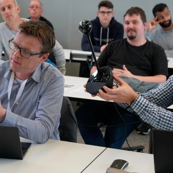 Marcel Soltermann betrachtet Details von Prototypen, Volvo ist über Video dabei