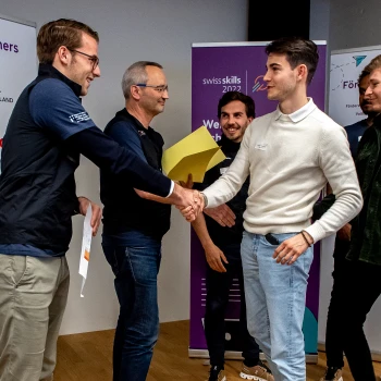 Andri Silberschmidt und Thomas Heimann gratulieren Yannick Tschuor und Gian Wyss zur Qualifikation für die SwissSkills am Selektionstag in Bern