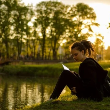 Mit unseren Lesetipps für fremdsprachige Bücher schlägst du zwei Fliegen mit einer Klappe.
