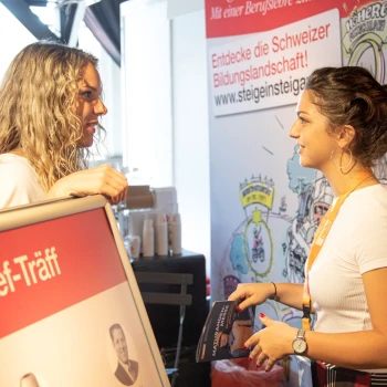 FH-Botschafterin Marina Mettler im Gespräch mit einer Teilnehmerin der Maturanden-Messe im Jahr 2019