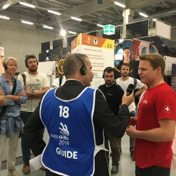 FH-Botschafter Beat Deubelbeiss am Stand der Elektroinstallateur:innen an den SwissSkills 2018
