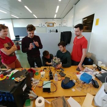 Die Projektgruppe beim Basteln.