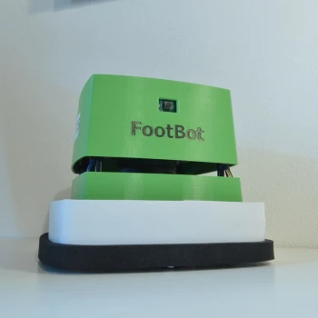 Der Roboter mit aufgesetzter Haube.