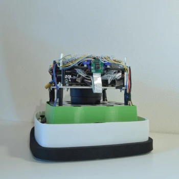 Der Roboter nach Entfernen der Haube: Gut sichtbar sind die Kamera (quadratische, grüne Platine), die Steuerungselektronik auf der obersten und zweitobersten Etage, und das Lidar auf der drittobersten Etage.