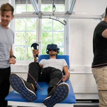 Das Rehabilitationsgerät nutzt spielerische Ansätze, um die Therapiebewegungen durchzuführen.