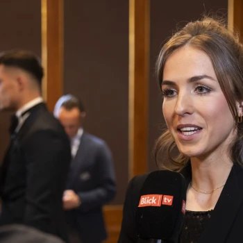 Lia Wälti an der Swiss Football Night im Januar, an der sie ausgezeichnet wurde - Bild: Keystone/Peter Klaunzer
