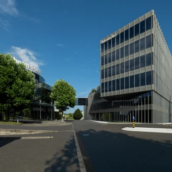 Im Juni 2024 eröffnete Thermoplan das fünfte Werk, den Neubau unique. In nur gerade 960 Tagen wurde das Gebäude mit Produktions- und Büroräumlichkeiten errichtet.
