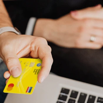 Die gelbe Mastercard® gibts für Mitglieder kostenlos