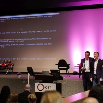Moderator Florian Inhauser und Smart-Farming-Professor Dejan Seatovic präsentieren einen Landwirtschaftsroboter