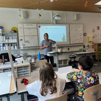 FH-Botschafter Daniel Nussbaumer wirft die Frage in die Klasse «Was wollte ich werden? »