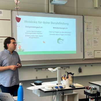 Auf www.steigeinsteigauf.ch oder www.meindschungel.ch finden die Schüler:innen für die Berufsbildung erklärt FH-Botschafter Daniel Nussbaumer.
