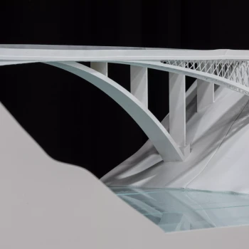 Mit einer innovativen und architektonisch überzeugenden Brückenidee für Tamins (GR) hat der FHGR-Bauingenieur-Student Rouven Inauen den Studierendenwettbewerb im Rahmen des Footbridge Symposiums 2025 gewonnen. (Bild: Yvonne Bollhalder)