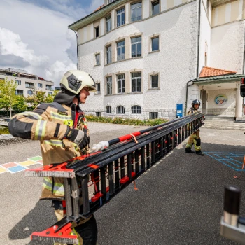 Zwei Personen genügen für den Transport und das Aufstellen der Leiter