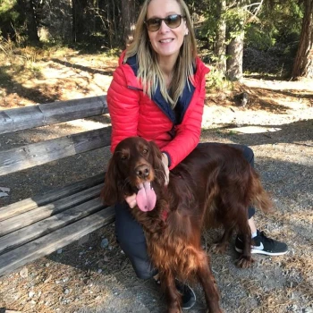 Wenn Carmen gerade nicht mit unseren Wirtschaftspartnern zusammenarbeitet, entspannt sie am liebsten bei einer Wanderung mit ihrem Wochentags-Hund.