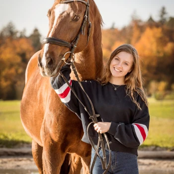 Claudia schätzt die Arbeit im Team und mit den Kunden sehr. Auch Herausforderungen nimmt sie gerne an, um an ihnen zu wachsen. Privat ist Claudia meist auf dem Reithof anzutreffen. Sie verbringt aber auch gerne viel Zeit mit Familie und Freunden.