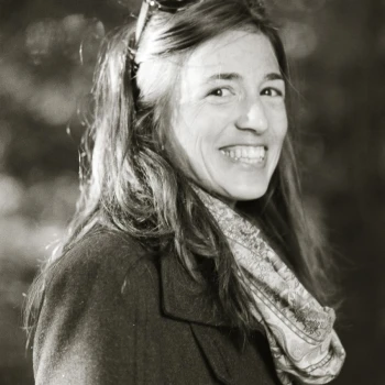 Larissa ist fasziniert von der Kommunikation: Schreiben, Moderieren, Ideen entwickeln sind alles Tätigkeiten, denen Larissa bei FH SCHWEIZ nachgeht. Wenn Larisa in ihrer Freizeit nicht gerade im Garten grübelt oder einem Volleyball nachrennt, verbringt sie die Zeit mit ausgiebigen Gesprächen in guter Gesellschaft.