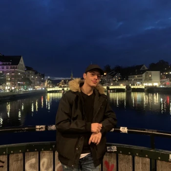 Leonard liebt es, im Team zu arbeiten und neue Herausforderungen anzunehmen. Privat spielt er gerne Strategiespiele, kocht gerne mit Familie und Freunden und interessiert sich für Politik und Geschichte.