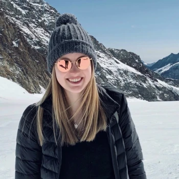 Selina mag es, in verschiedenen Bereichen tätig zu sein und mit diversen Personen zu arbeiten. Auch Privat ist Selina oft mit Familie oder mit Freunden anzutreffen. Egal ob Winter, Sommer, in der Heimat oder im Ausland.