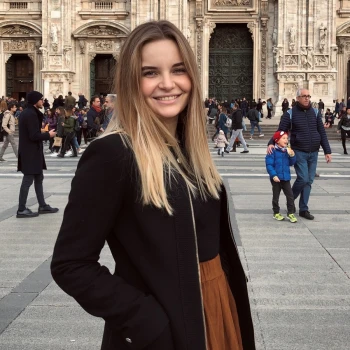 Valentina weiss bei FH SCHWEIZ über viele Abläufe Bescheid und unterstützt gerne, wo sie kann. Privat zieht Valentina einen gemütlichen Spielabend mit Freunden und einer guten Stange Bier dem Zürcher Nachtleben vor.