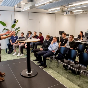 Ein Team präsentiert seine Idee am Selektionstag in Bern, Foto: Patric Spahni