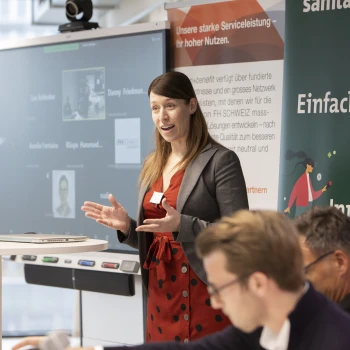 Andrea Schöllnast, Präsidentin der Alumni FFHS begrüsst die Teilnehmenden, Foto: Linda Pollari