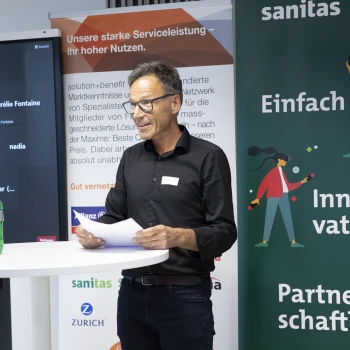 Geschäftsführer Toni Schmid verabschiedet mit grossem Dank Roger Abt und Chrisitan Ledermann aus dem Vorstand, Bild: Linda Pollari