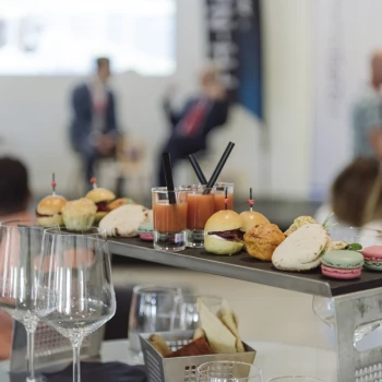 zwischenzeitlich; die Gäste treffen im PalaCinema ein, der Aperitivo steht bereits auf den Tischen