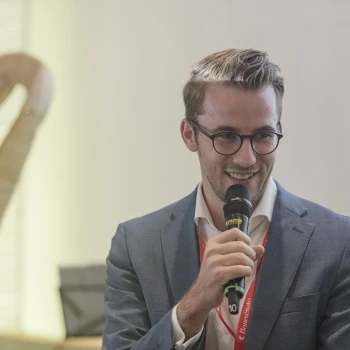 Andri Silberschmidt, Präsident FH SCHWEIZ begrüsst die Gäste