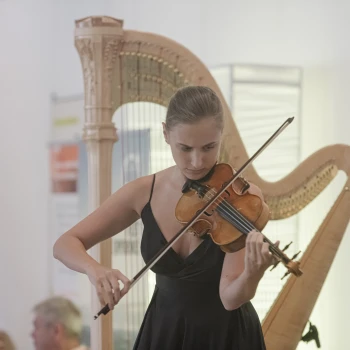 Francesca Bonaita spielt die Violine