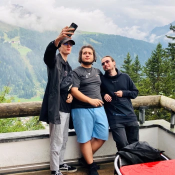 Nach den vielen Inputs haben wir uns auf der Schatzalp die Beide vertreten. Im Bild: Tiago, Christian und Jeremy